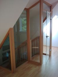 Treppenaufgang mit T&uuml;r aus Massivholz (Sonderanfertigung)